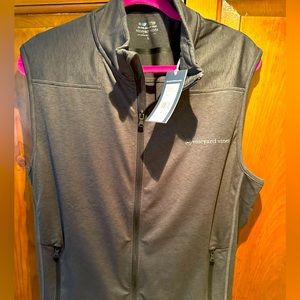 New with tags. Men’s Vineyard Vines On-The-Go Shep Vest in Grey